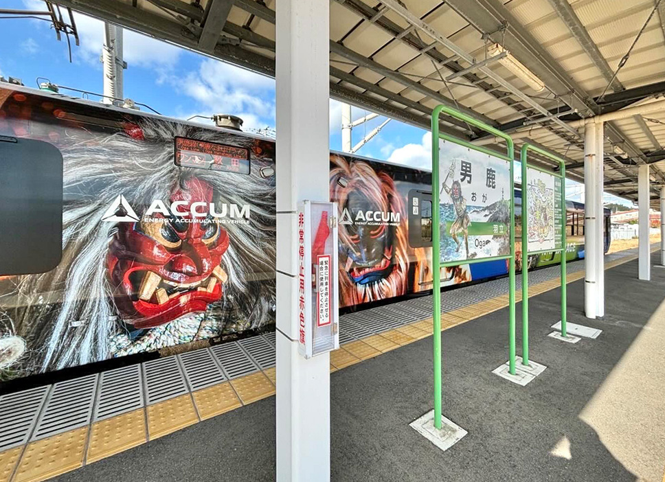 男鹿市とのタイアップフォトコンテストの受賞作品が、秋田県冬の大型観光キャンペーンに合わせて運行している特別車両に一部起用されました