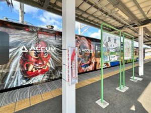 男鹿市とのタイアップフォトコンテストの受賞作品が、秋田県冬の大型観光キャンペーンに合わせて運行している特別車両に一部起用されました