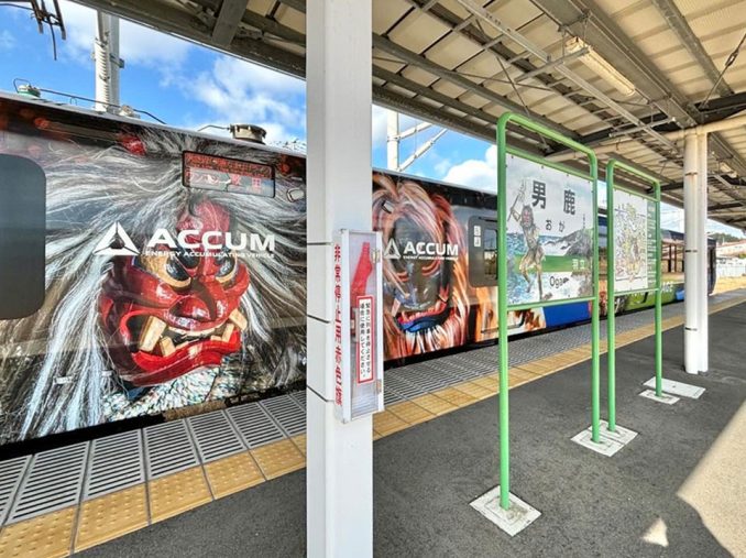 男鹿市とのタイアップフォトコンテストの受賞作品が、秋田県冬の大型観光キャンペーンに合わせて運行している特別車両に一部起用されました