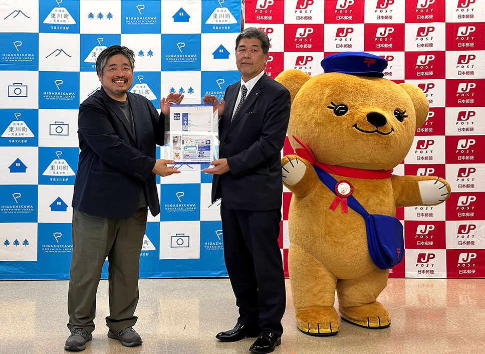 日本郵便株式会社および北海道東川町と連携し、東川町の風景写真をあしらった特別デザインのレターパックライトの制作に協力しました