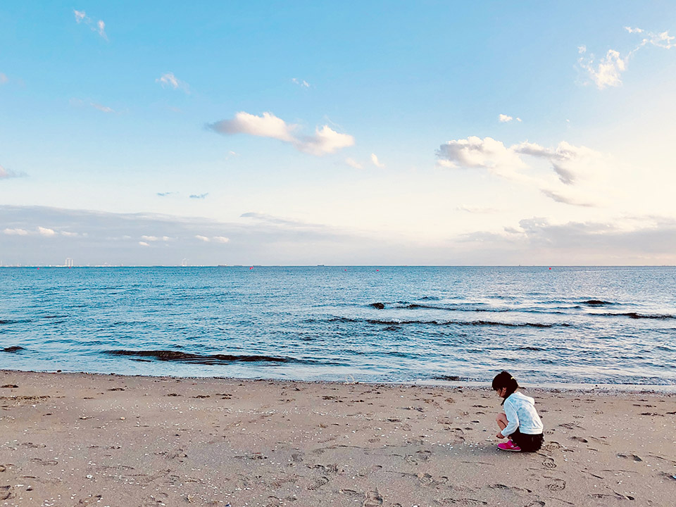 佳作スマホ部門　ハンザワ アツミさんの作品「記憶を拾う小さな手」